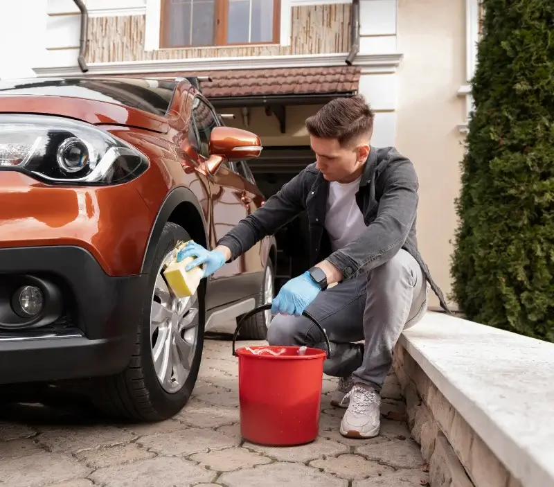 Lavage auto à domicile Le Fay : professionnel intervenant sur un véhicule